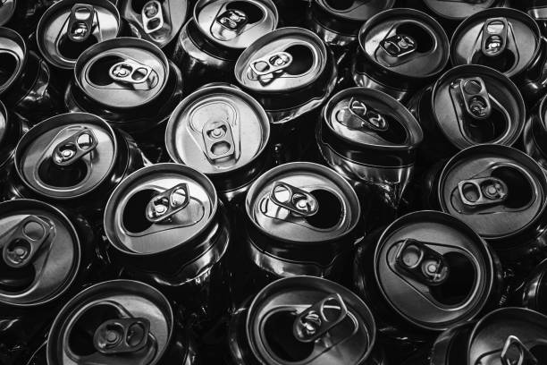 schwarz / weiß bild aus aluminium können - crushed can soda drink can stock-fotos und bilder