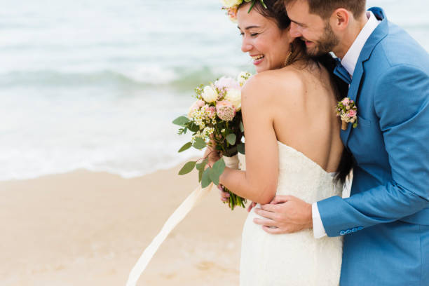 recién casados alegres en playa boda ceremnoy - boda playa fotografías e imágenes de stock