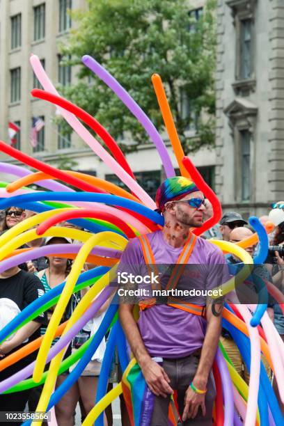 Retrato De Los Participantes Del Desfile Del Orgullo Lgbtq En Montreal Foto de stock y más banco de imágenes de Airbnb