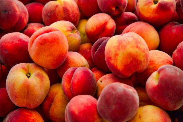 Full frame peaches at the farmer's market fresh ripe peaches at the farmer's market peach stock pictures, royalty-free photos & images