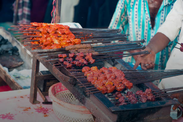 image de tikka de poulet dans un four chaud grillé - friday mosque photos et images de collection