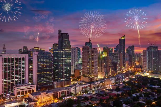 fogos de artifício em manila, filipinas - manila philippines makati city - fotografias e filmes do acervo