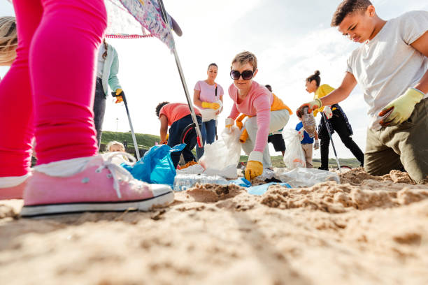 istock Community Volunteer Groups on the Beach 1023573750