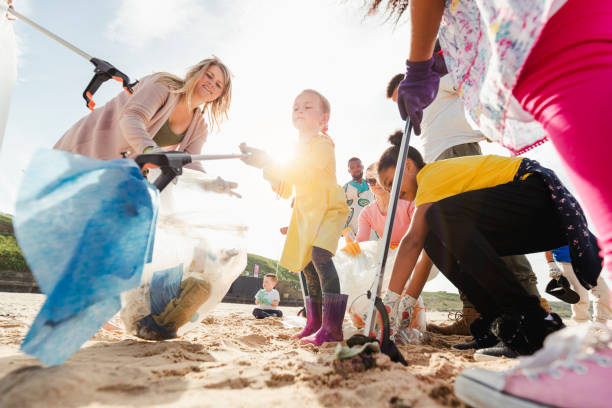 istock Community Volunteer Groups on the Beach 1023573782