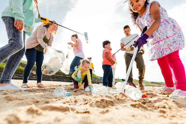 istock Community Volunteer Groups on the Beach 1023573836