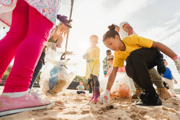 istock Community Volunteer Groups on the Beach 1023573872