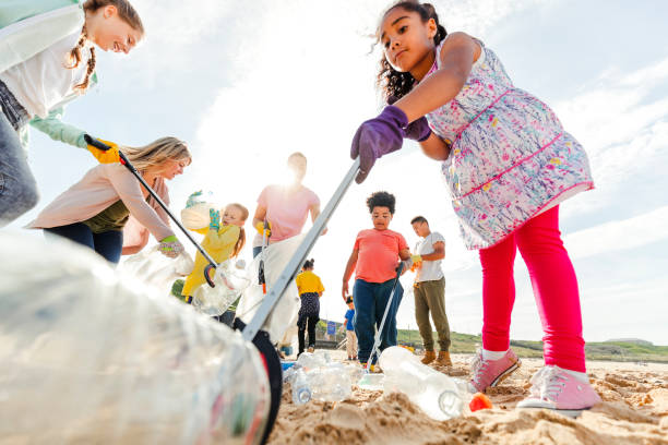 istock Community Volunteer Groups on the Beach 1023573876
