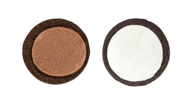 クッキーとクリームのクローズ アップ ショットの内側のミルク バニラとチョコレートのクリーム色の詰物と白い背景で隔離の地殻 (商標またはブランド) (クリッピング パス含む)、アメリカ - cream filling ストックフォトと画像