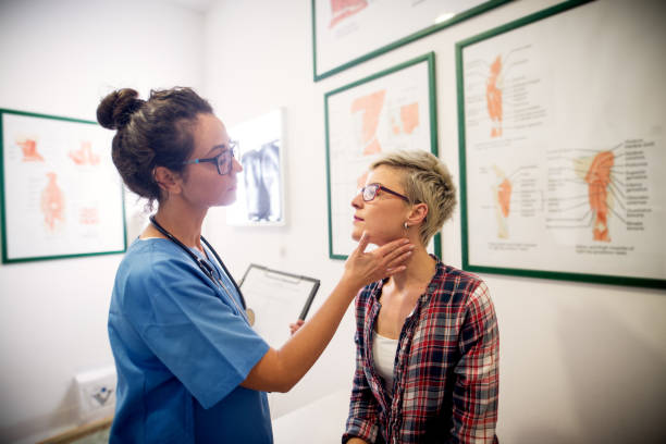 profesjonalny piękny lekarz badający pacjenta w jej biurze. - general practitioner zdjęcia i obrazy z banku zdjęć