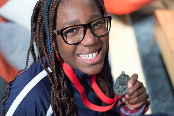 teenager-mädchen halten gymnastik-medaille - silver plater stock-fotos und bilder