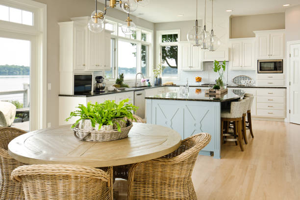 modern kitchen design with open concept and bar counter - bar stools fotos imagens e fotografias de stock