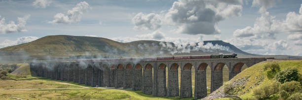 ribblehead viyadüğü üzerinde uçan i̇skoç - north yorkshire stok fotoğraflar ve resimler