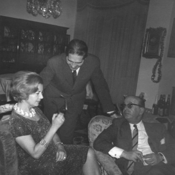 1950 three people at a party - high society men tuxedo party imagens e fotografias de stock