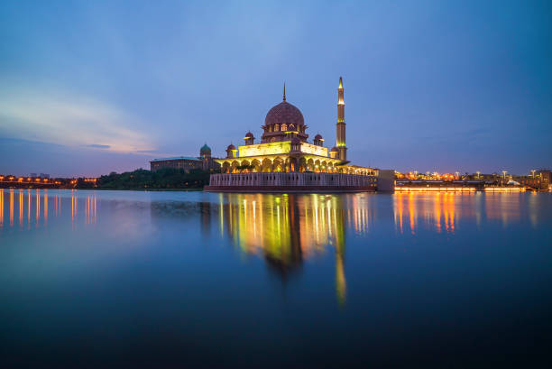 istock Sunrise at Putra Mosque, Putrajaya 1023627656