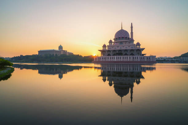 istock Sunrise at Putra Mosque, Putrajaya 1023627998
