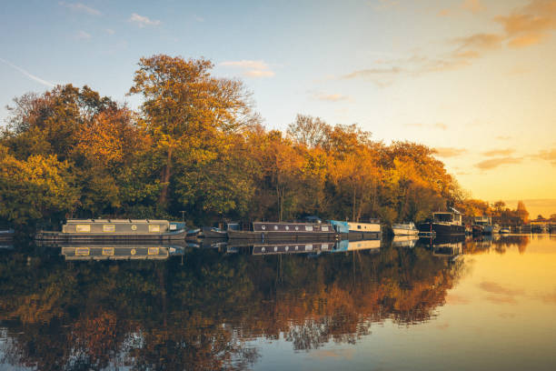 narrow barcos ancorados ao longo do rio tamisa, londres uk - richmond upon thames - fotografias e filmes do acervo