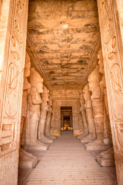 cairo, egipto - 11 de junho de 2014: estátuas no corredor do templo de abu simbel - abu simbel - fotografias e filmes do acervo