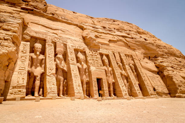 hathor tempel der königin nefertari in abu simbel in ägypten - abu simbel stock-fotos und bilder