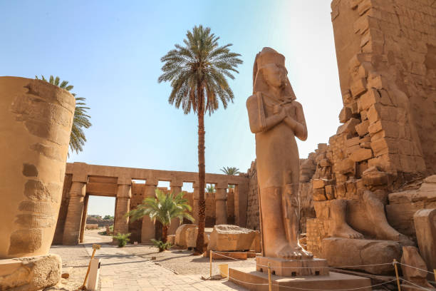 rameses ii statue at karnak temple ( luxor, egypt). blue sky in the background. - luxor imagens e fotografias de stock