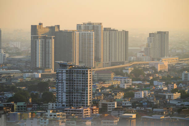 バンコク タイ センターと霧金照明日没の現代的な摩天楼都市 - pollution mask audio ストックフォトと画像