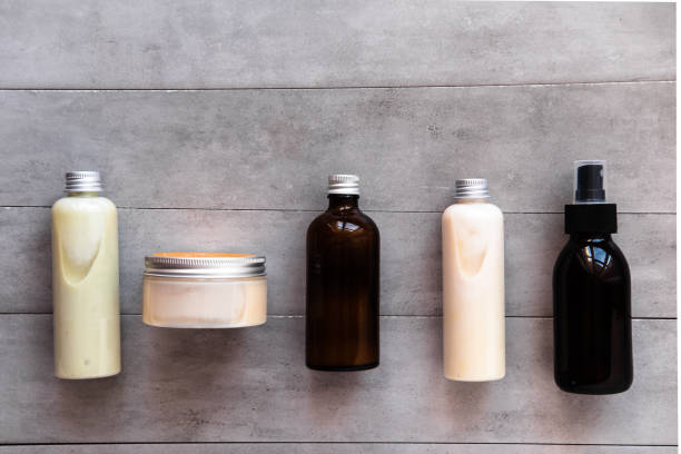 bottles with spa cosmetic products flat lay - moisturizer cosmetics beauty treatment jar imagens e fotografias de stock