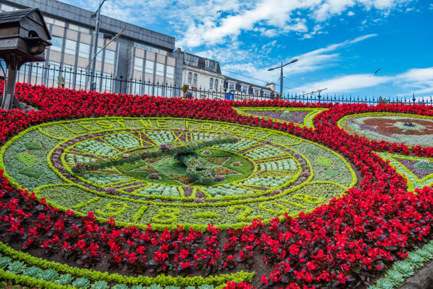 çiçek princes sokakları gardens, edinburgh, i̇skoçya saati yaptı. i̇ngi̇ltere - princes street gardens stok fotoğraflar ve resimler