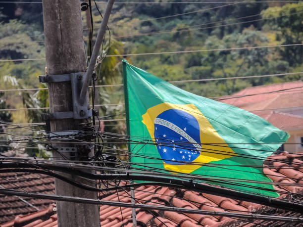 флаг бразилии среди проводов - minas gerais state flag brazilian flag brazil стоковые фото и изображения