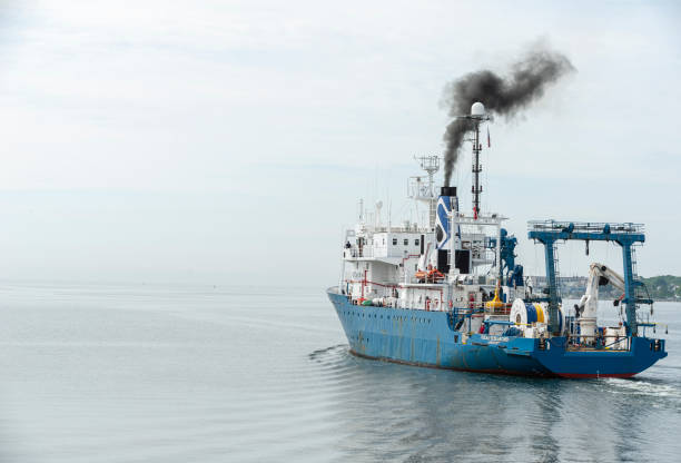 statek badawczy ocean researcher nabiera prędkości po przejściu przez barierę huraganu new bedford - geophysical zdjęcia i obrazy z banku zdjęć