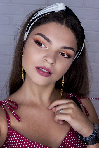 Maquillaje Profesional Para Una Morena Hermosa En Un Vestido Rojo Foto de stock y más banco de imágenes de Adulto - iStock Maquillaje Profesional Para Una Morena Hermosa En Un Vestido Rojo Foto de stock y más banco de imágenes de Adulto - iStock