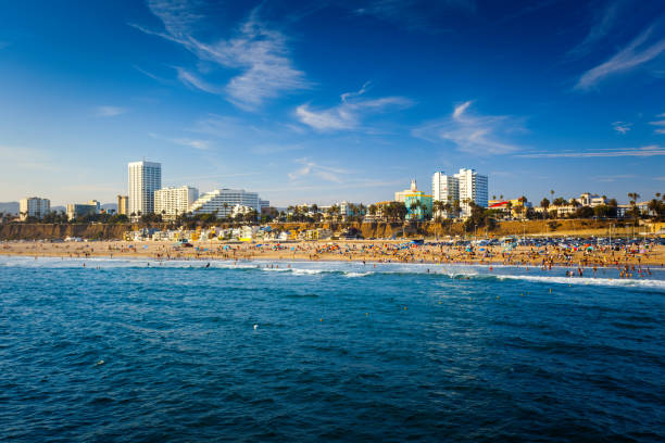 spiaggia di santa monica con edificio e oceano pacifico - santa monica beach los angeles county city of los angeles foto e immagini stock