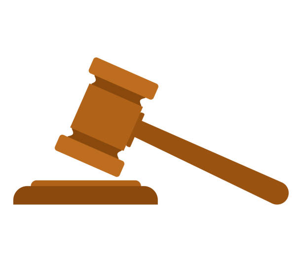 illustrazioni stock, clip art, cartoni animati e icone di tendenza di icona giudice o martello d'asta in stile piatto. illustrazione vettoriale. - judge gavel law justice