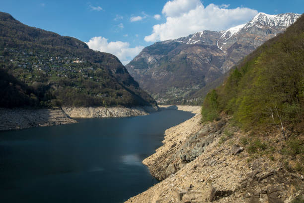 Lake Vogorno Lake Vogorno in beautiful Verzasca valley, Ticino, Switzerland vogorno stock pictures, royalty-free photos & images