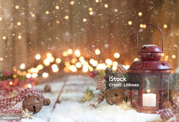 Weihnachten Rote Laterne Auf Einem Alten Hölzernen Hintergrund Stockfoto und mehr Bilder von Weihnachten