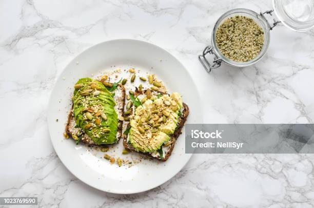 Tostadas De Aguacate Saludables Foto de stock y más banco de imágenes de Desayuno - Desayuno, Aguacate, Tostada