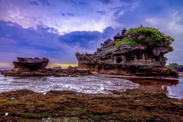 tempio di ta-no lot, bali, indonesia.tono di colore vivido - bali temple landscape seascape foto e immagini stock