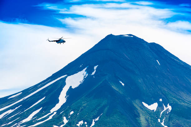 elicottero che sorvola il vulcano ilyinsky e il lago kurile - airfield mountain snow airport foto e immagini stock