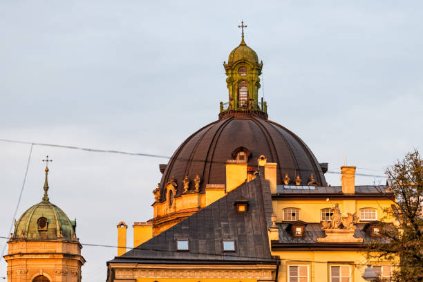 paesaggio urbano della chiesa dominicana con cupole nello storico tramonto della città polacca ucraina di lvov, luce del sole dell'ora d'oro, nessuno, edifici, strada del vicolo nel centro storico - lvov dome summer light foto e immagini stock