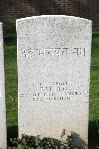 indian labourer ww1 - flanders war grave war memorial imagens e fotografias de stock