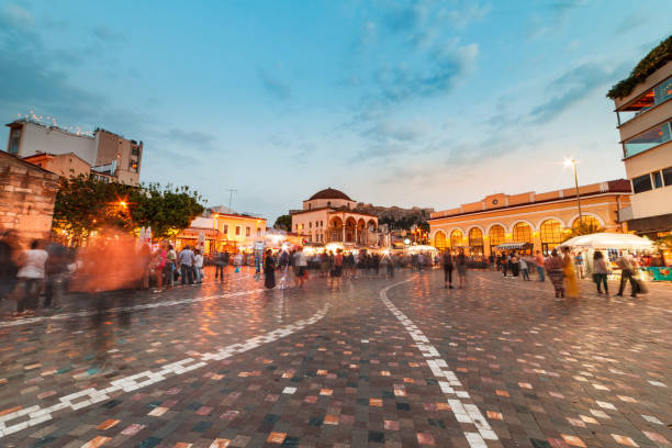 длинная экспозиция, широкий выстрел ночью, monastiraki площади афины греция - market square стоковые фото и изображения