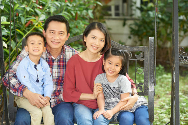 happy family of four - etnia vietnamita imagens e fotografias de stock