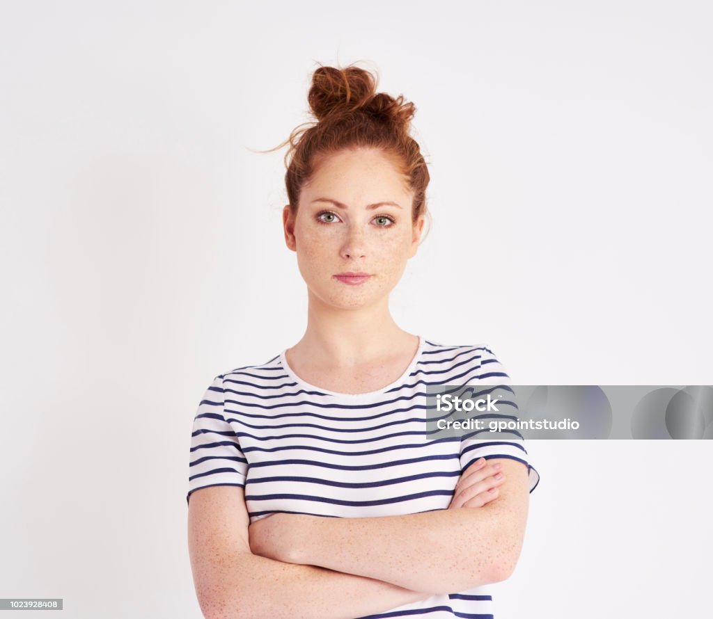 Retrato de hermosa mujer con los brazos cruzados en el estudio de disparo - Foto de stock de Mujeres libre de derechos