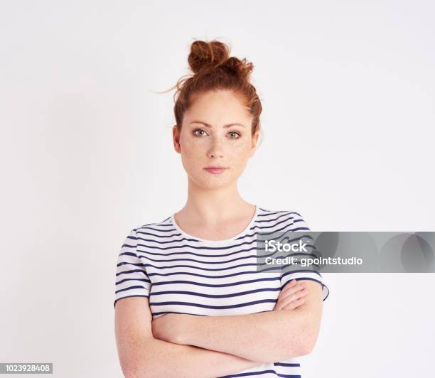 Foto de Retrato De Uma Mulher Bonita Com Os Braços Cruzados No Estúdio Tiro e mais fotos de stock de Mulheres