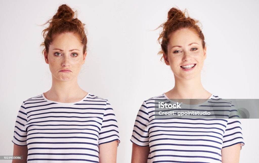 Meninas gêmeas em modos diferentes - Foto de stock de Tristeza royalty-free