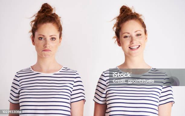 Foto de Meninas Gêmeas Em Modos Diferentes e mais fotos de stock de Tristeza - Tristeza, Felicidade, Mulheres