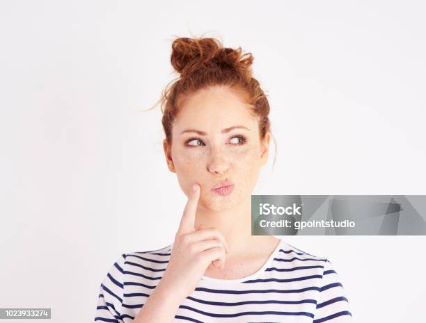 Mujer Con Mano En La Barbilla Pensando En Estudio Foto de stock y más banco de imágenes de Mujeres - Mujeres, Preguntar, Contemplación