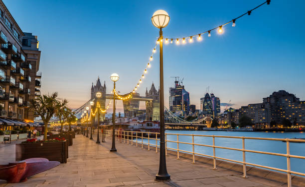 a tower bridge em londres acendem à noite - southwark - fotografias e filmes do acervo