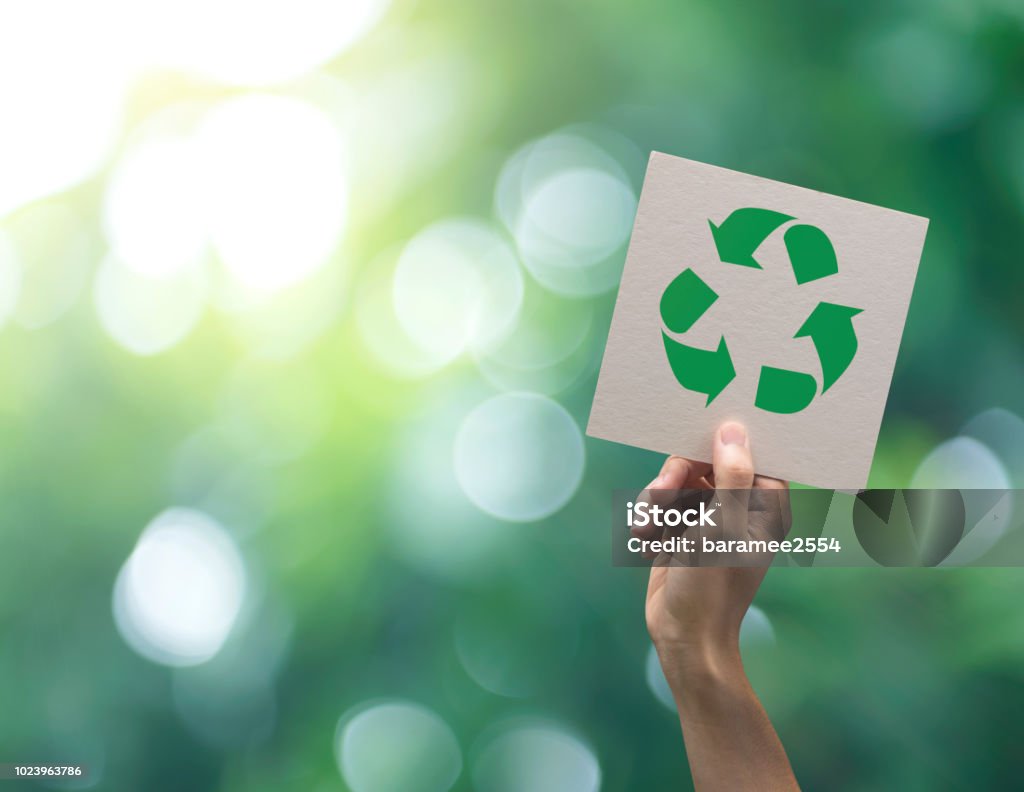 Hand, die Recycling-Symbol auf grün Bokeh Hintergrund. Eco und das Erde-Konzept zu retten. - Lizenzfrei Recycling Stock-Foto