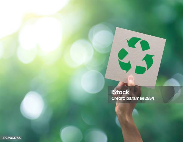 Hand Die Recyclingsymbol Auf Grün Bokeh Hintergrund Eco Und Das Erdekonzept Zu Retten Stockfoto und mehr Bilder von Recycling