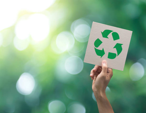 mano recicla símbolo en fondo verde bokeh. eco y salvar el concepto de tierra. - reciclaje fotografías e imágenes de stock