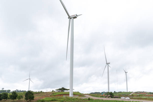 turbine eoliche che proiettano elettricità, paesaggio con colline a khao kho. - farm scenics landscape alternative energy foto e immagini stock